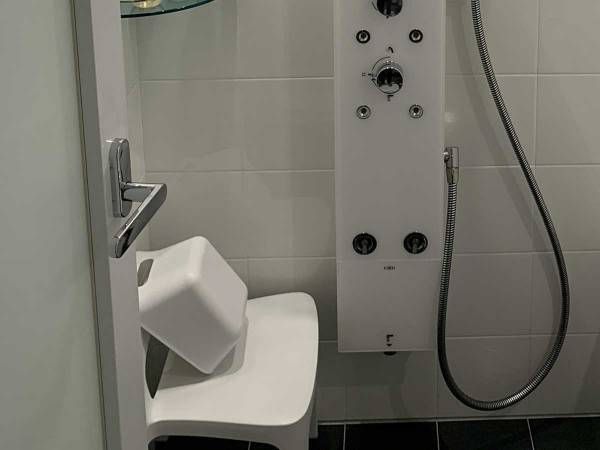 ホテルで風呂に入ろうとした男性　ドアを開けた先にあった物を見て、困惑