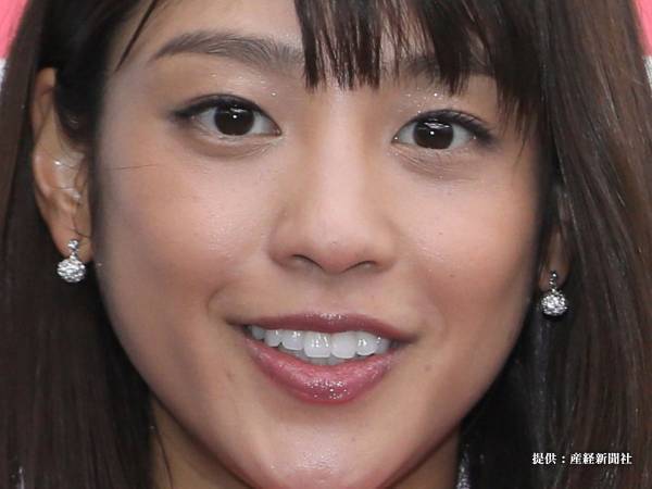 岡副麻希がインスタで珍しいメガネ姿を公開！　あざとさを感じる写真も