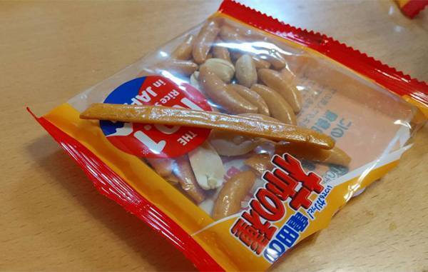 おやつに食べた『柿の種』の中に…　中１男子が大喜びした『発見』とは？　「こんなの見たことない」