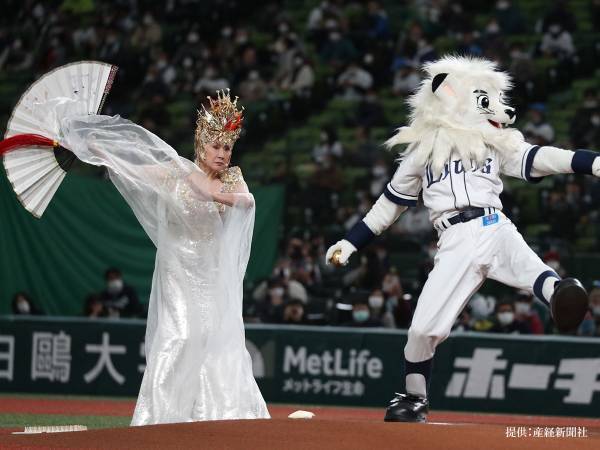 小林幸子が豪華衣装で始球式　しかし、多くの人が注目したのは…？
