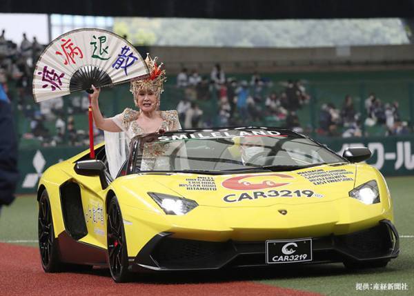 小林幸子が豪華衣装で始球式　しかし、多くの人が注目したのは…？