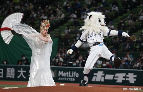 小林幸子が豪華衣装で始球式　しかし、多くの人が注目したのは…？
