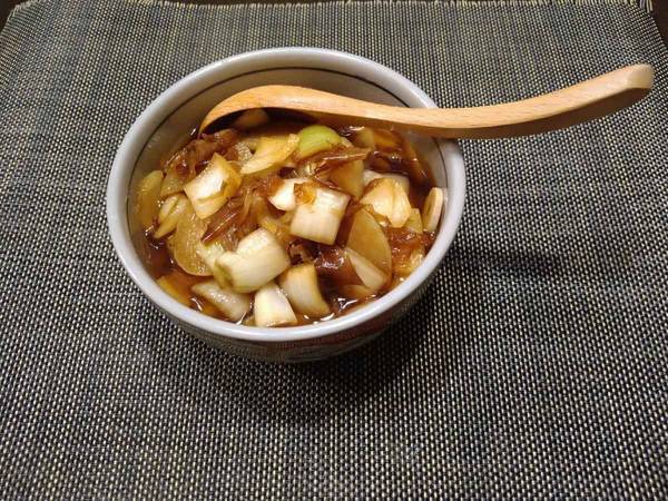 材料はほとんど家にあるもののみ　一晩置けばグーンとマイルド！　タマネギの漬け物を作ってみました！