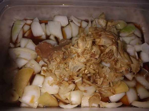 材料はほとんど家にあるもののみ　一晩置けばグーンとマイルド！　タマネギの漬け物を作ってみました！