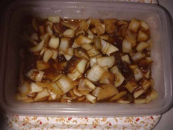 材料はほとんど家にあるもののみ　一晩置けばグーンとマイルド！　タマネギの漬け物を作ってみました！