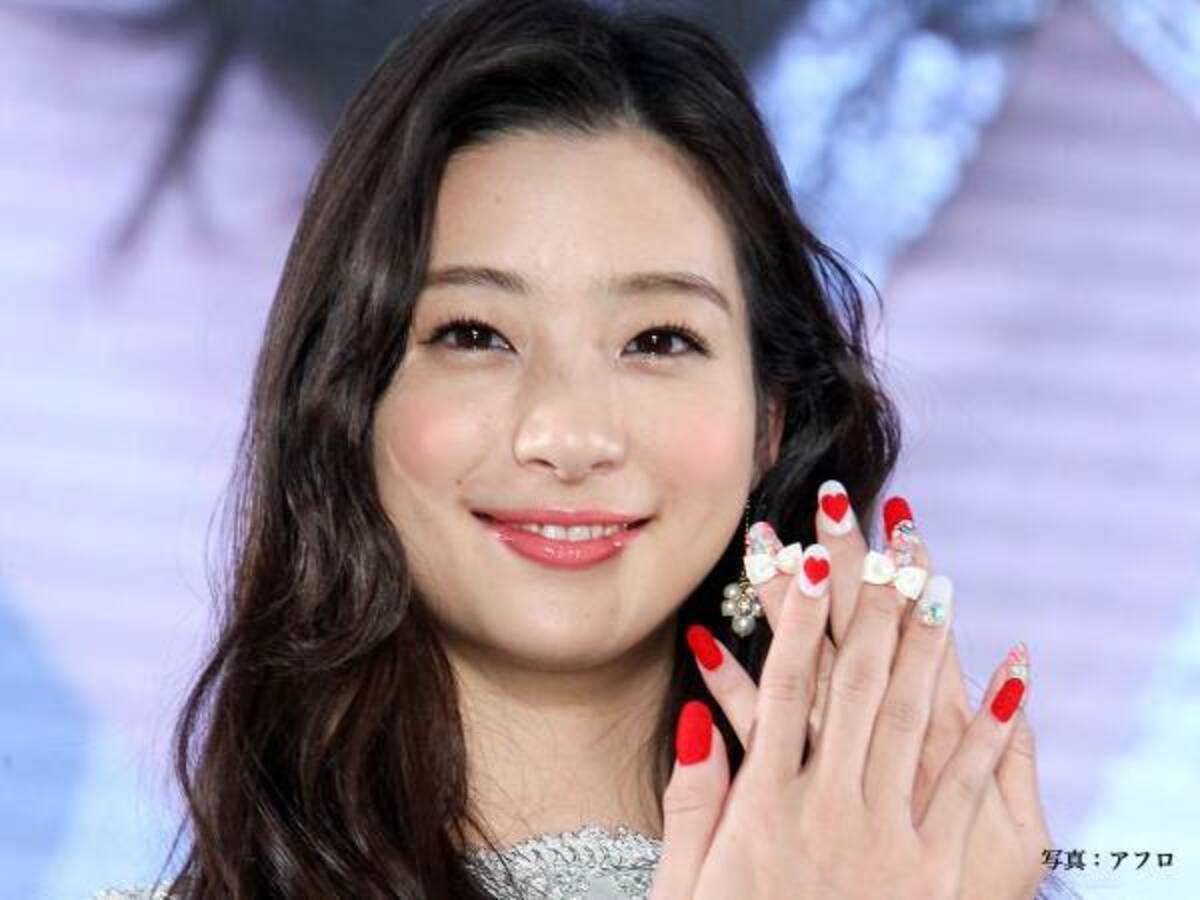 足立梨花がインスタでポニーテール姿を披露 めっちゃ新鮮で うなじかわいい の声 年10月22日 ウーマンエキサイト 1 3