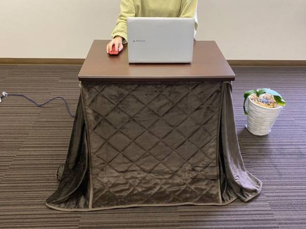 もう床に座る『こたつ』は古い！？　最新型のこたつはコレだ！