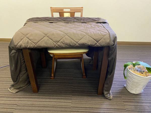 もう床に座る『こたつ』は古い！？　最新型のこたつはコレだ！