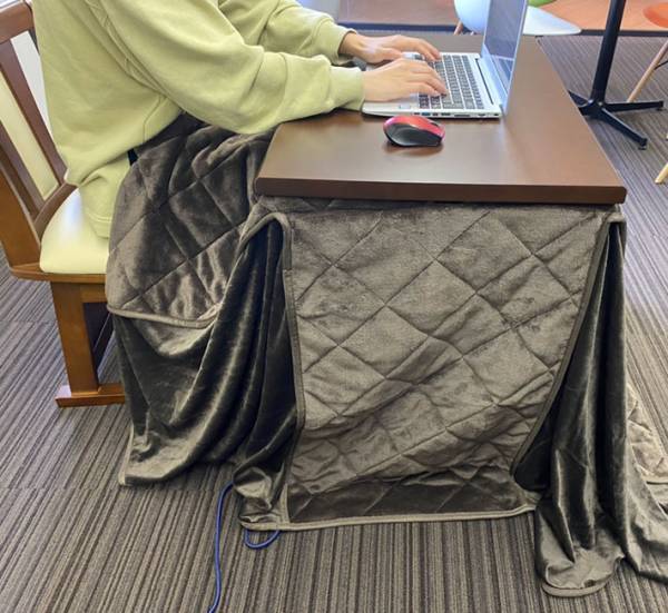 もう床に座る『こたつ』は古い！？　最新型のこたつはコレだ！