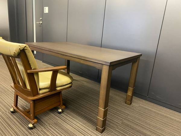 もう床に座る『こたつ』は古い！？　最新型のこたつはコレだ！