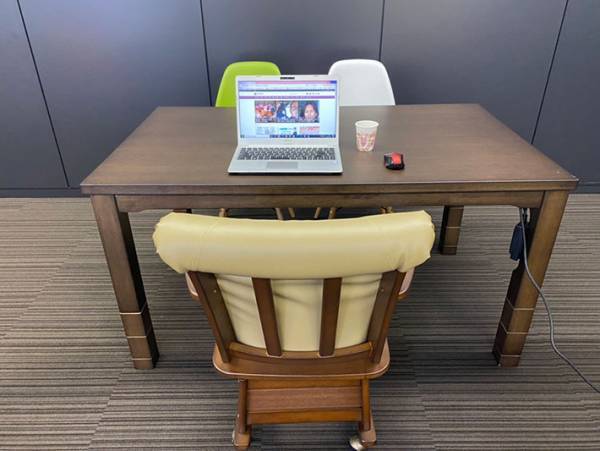 もう床に座る『こたつ』は古い！？　最新型のこたつはコレだ！