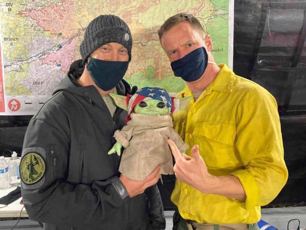 山火事と闘う消防士を応援したい　少年が送った『ベビー・ヨーダ』が大人気に