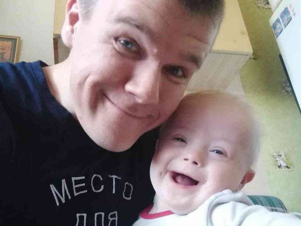 生まれた息子がダウン症と知り、家族のもとを去った母親　すると父親は…