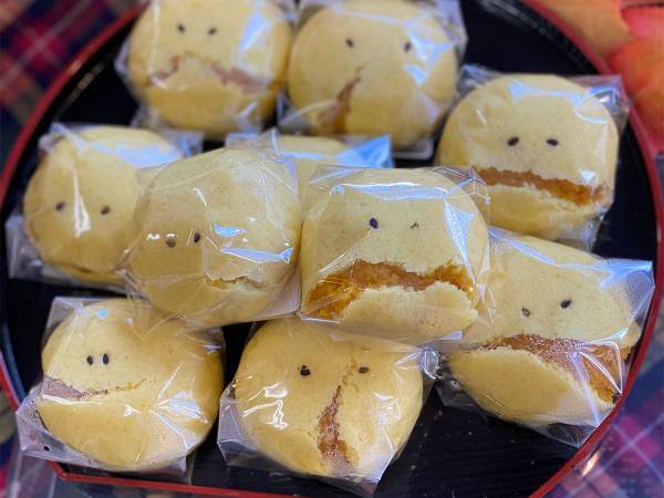 皮がやぶれたお饅頭　廃棄から救った『ひらめき』とは？　「コレは可愛い」「和んだ」