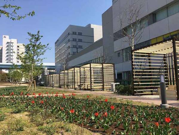 どうしてここに？漢字一文字の真っ赤な謎の『花』オブジェ