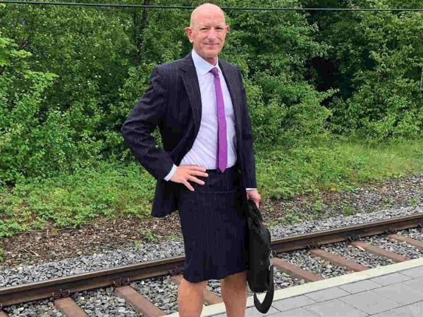 スカートとハイヒールを履いた、男らしい男性を人々が絶賛　「すごく素敵」