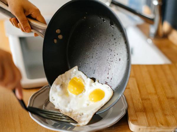 「知らなかった」「やってたわ」の声が続出！　熱したフライパンをすぐに洗うと…？