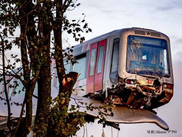落下寸前の電車を救ったのは…！？　『奇跡』に世界から「そんなことある！？」「すごい光景」