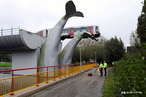 落下寸前の電車を救ったのは…！？　『奇跡』に世界から「そんなことある！？」「すごい光景」