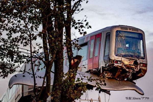 落下寸前の電車を救ったのは…！？　『奇跡』に世界から「そんなことある！？」「すごい光景」