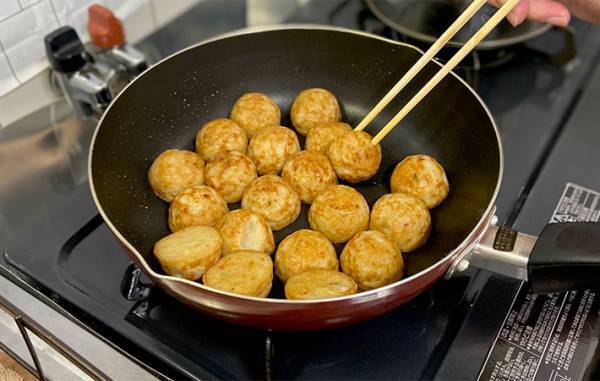 『冷凍たこ焼き』を冷凍のまま焼くと？　Twitterのレシピに「最高」「早速試す」の声