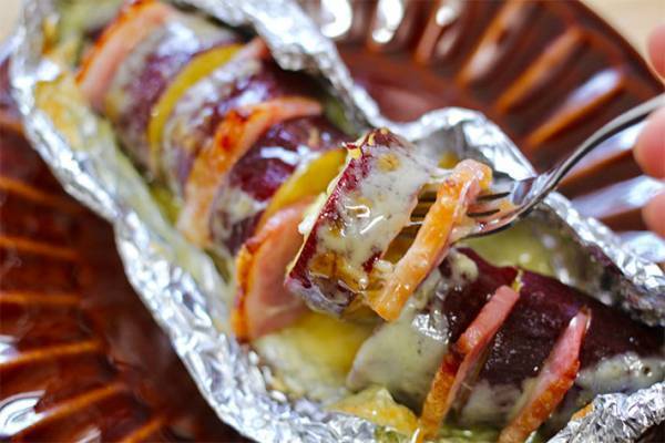 さつまいもに、挟んで焼くだけで？　Twitterのレシピに「コレは罪深い」「たまらん」の声