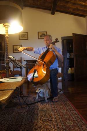 優雅にチェロを弾く男性　足元の光景に、吹き出す人が続出