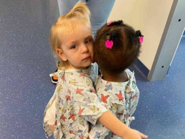 病院でハグをする２人の女の子　この写真を見た男性が涙ぐんだ理由は