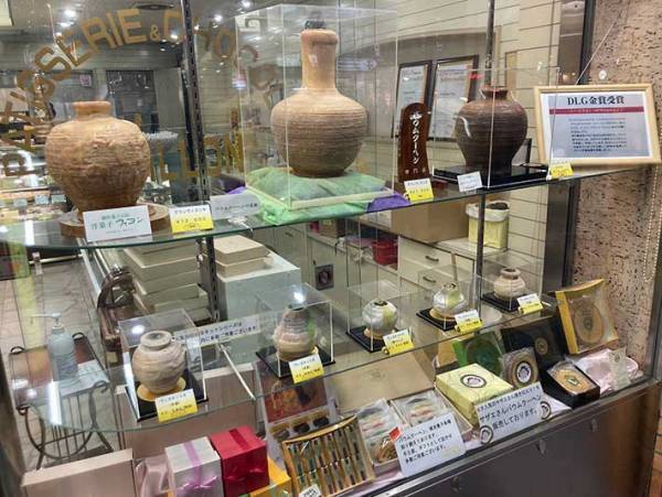 ショーケースに展示された『骨董品』、その正体に「二度見した」「信じられない」