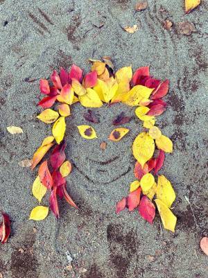『あのキャラクター』を落ち葉で再現！　「センスしか感じない」と話題に