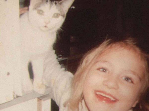 子猫と一緒に写る幸せそうな女の子の写真　その２０年後…　「涙が止まらない」