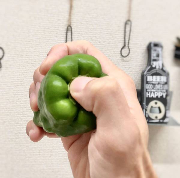 料理人の『ピーマンの種の取り方』に、驚きの声　「今までの手間は何だったんだ」