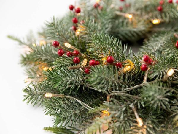 クリスマス・リースの輪に込められた、人々の祈りに思いを馳せる