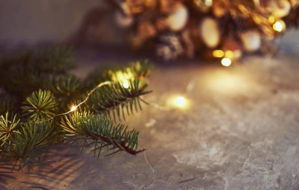 クリスマス・リースの輪に込められた、人々の祈りに思いを馳せる