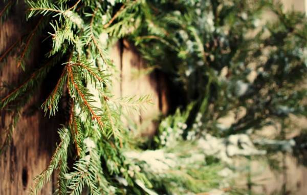 クリスマス・リースの輪に込められた、人々の祈りに思いを馳せる