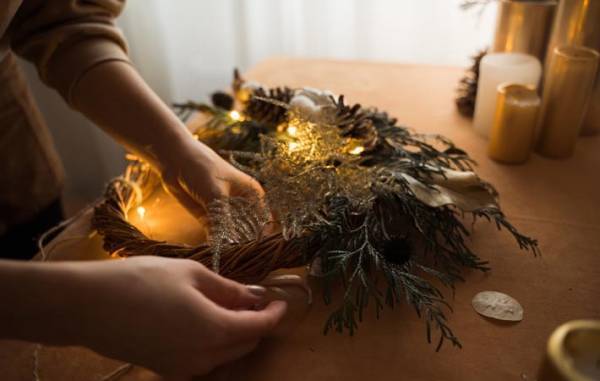 クリスマス・リースの輪に込められた、人々の祈りに思いを馳せる