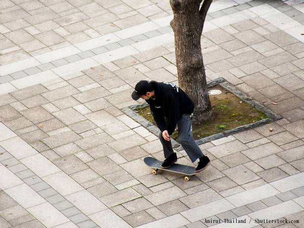 親子が乗る自転車が倒れかけた瞬間…？　若い男性がとった行動に称賛の声が続出！