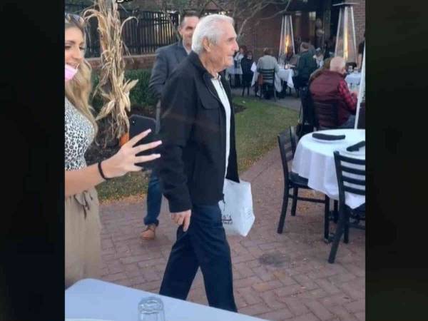 誕生日プレゼントを見て号泣する８０歳のおじいさん　理由に「もらい泣きした」