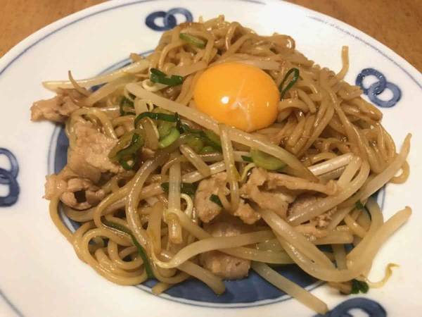 市販の粉末ソースにあれを加えると！いつもの焼きそばがプロの味わいに！
