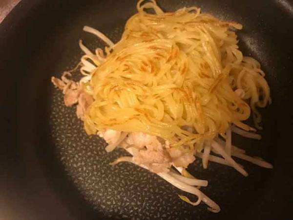 市販の粉末ソースにあれを加えると！いつもの焼きそばがプロの味わいに！