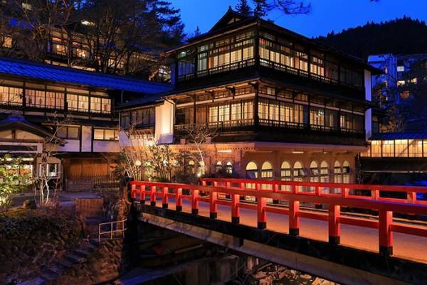 駅でぶら下がっていた『謎のもの』　その正体に「これはビビる」「最高の光景」