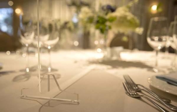 コロナ禍の結婚式は、ソーシャルディスタンスにマスク着用　一体どんな雰囲気になるのか？