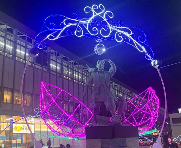 岡山駅のイルミネーションが「超絶ダサい」と話題　桃太郎の頭上にあったのは？