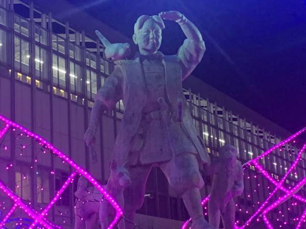 岡山駅のイルミネーションが「超絶ダサい」と話題　桃太郎の頭上にあったのは？