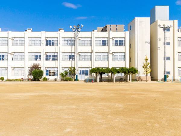 小学校の校庭にヤンキー風の男子中学生が来て…　教員が対応すると？