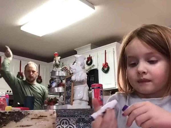 娘が学校に提出する動画と知らず…乱入した父親が？「笑いすぎて息ができない」