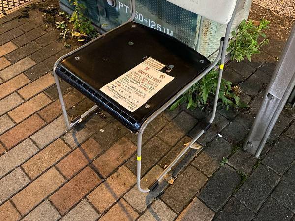 道端に放置されたイス　警告の貼り紙の上にあった『手書きメモ』に考えさせられる