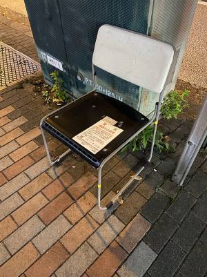 道端に放置されたイス　警告の貼り紙の上にあった『手書きメモ』に考えさせられる