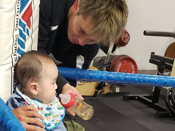 「思いきり笑った」　ジムに遊びに来た赤ちゃんにプロボクサーたちが…？