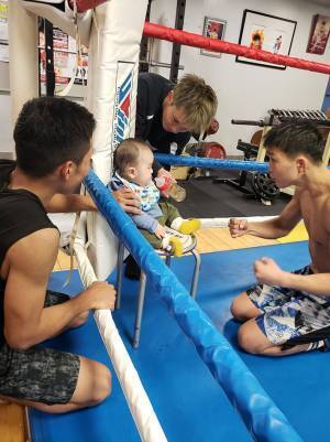 「思いきり笑った」　ジムに遊びに来た赤ちゃんにプロボクサーたちが…？